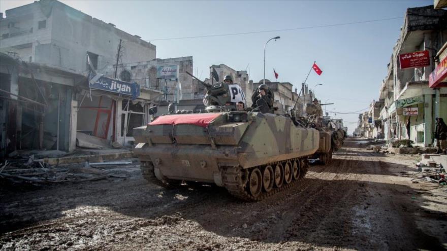 Vehículos blindados turcos circulan en una localidad en el norte de Siria.
