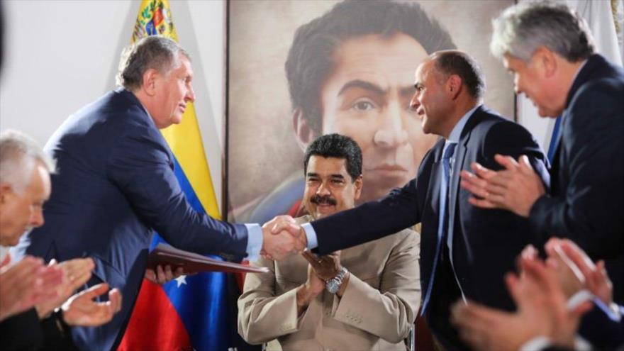 Los presidentes de la petrolera venezolana PDVSA, Manuel Quevedo (izda.), y de la rusa Rosneft, Igor Sechin, se dan la mano, 16 de diciembre de 2017.