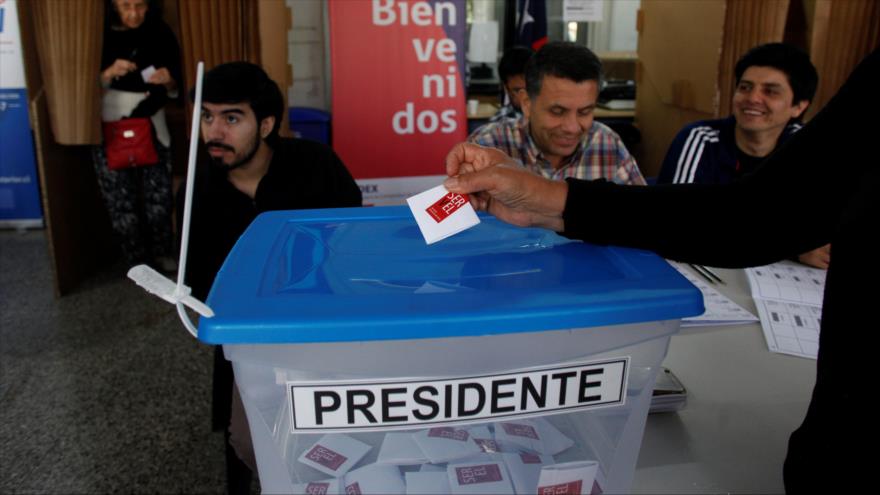 Una ciudadano chileno deposita su voto en la segunda vuelta de las elecciones presidenciales, 17 de diciembre de 2017.