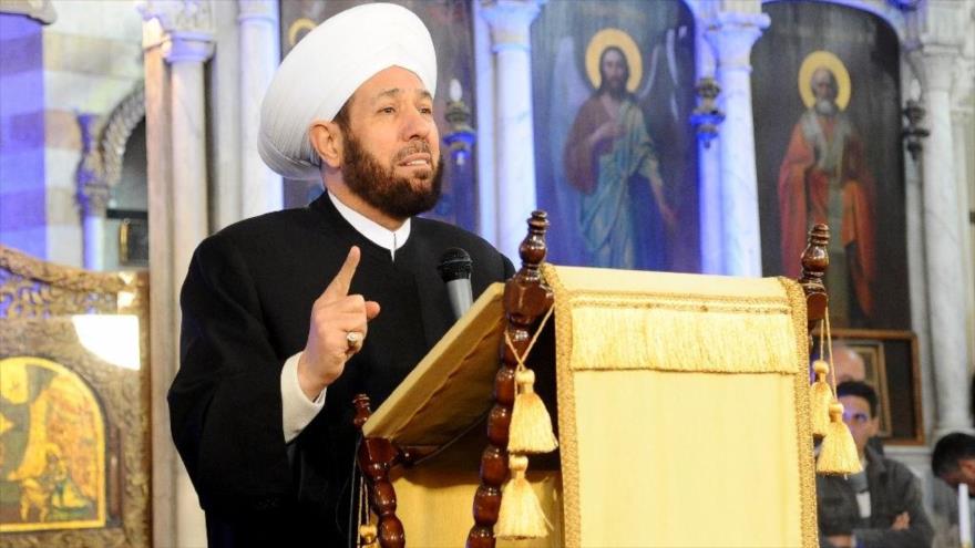 El gran mufti sirio, Ahmad Badredin Hasun, durante una misa de Navidad en la Catedral de María, en Damasco, la capital.