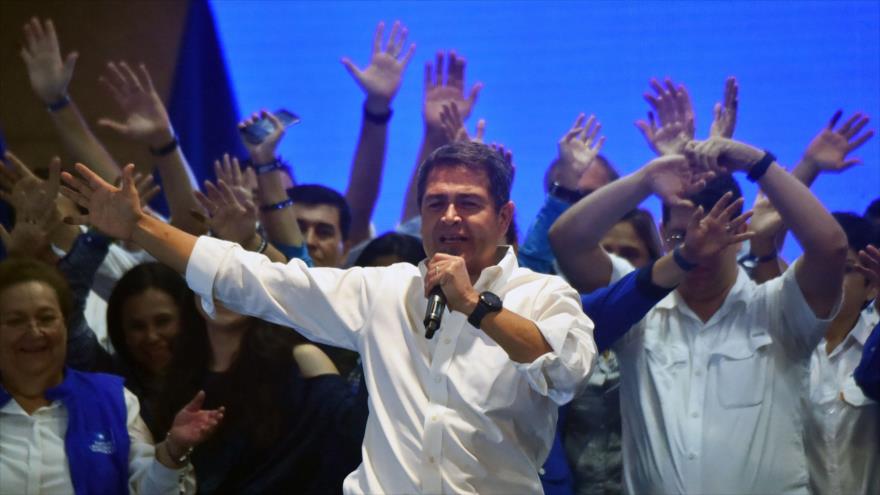 El presidente electo de Honduras, Juan Orlando Hernández, saluda a sus partidarios en Tegucigalpa, la capital, 26 de noviembre de 2017.