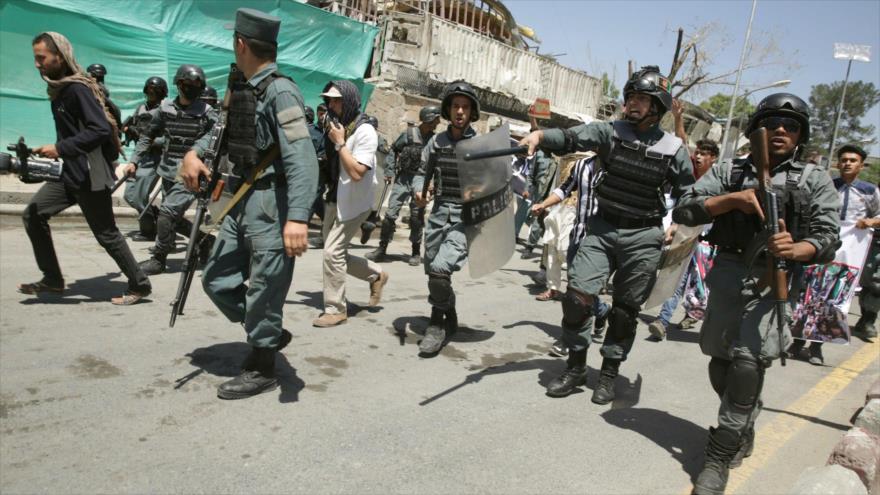 Agentes de la Policía afgana se desplazan en el lugar de la explosión de una bomba en la capitalina ciudad de Kabul.