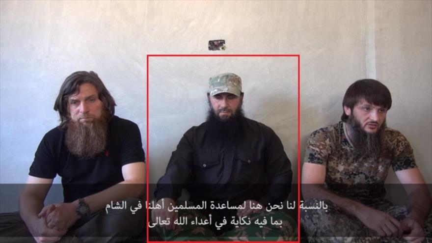 Salah ad Din al-Shishani (centro), el emir checheno de filiales sirias de Al-Qaeda.