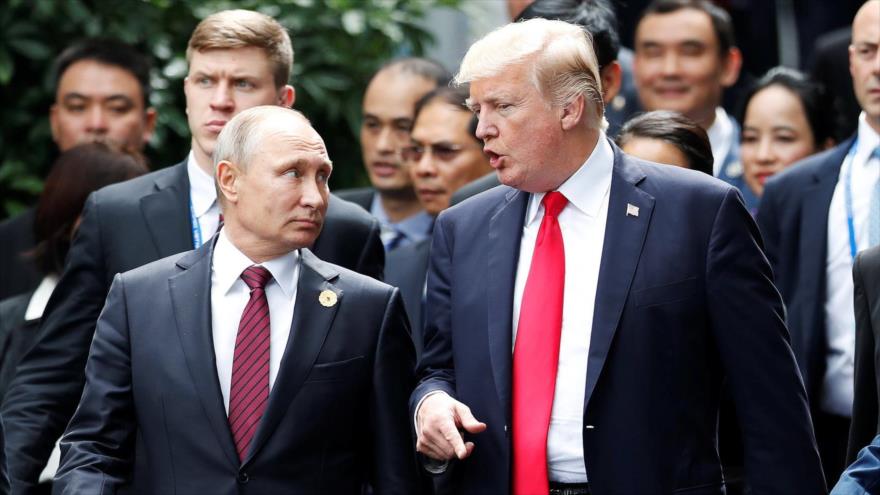 El presidente de EE.UU., Donald Trump (dcha.) habla con su par ruso, Vladimir Putin, en la cumbre APEC en Danang, Vietnam, 11 de noviembre de 2017.