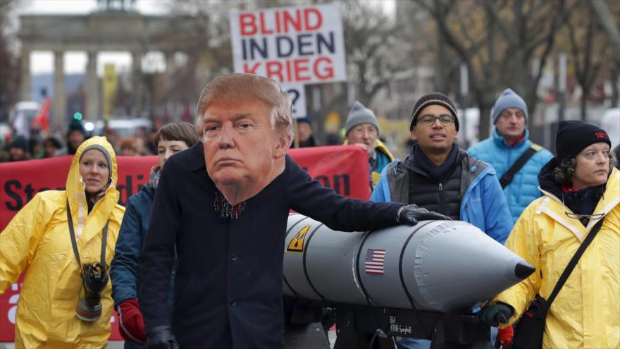 Un manifestante antiguerra usa una máscara del presidente de EE.UU., Donald Trump, en Berlín, Alemania, 18 de noviembre de 2017.