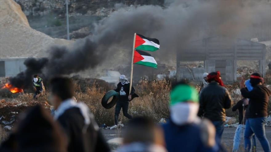 Los manifestantes palestinos se enfrentan con las fuerzas israelíes en la ciudad cisjordana de Ramalá, 9 de diciembre d 2017.