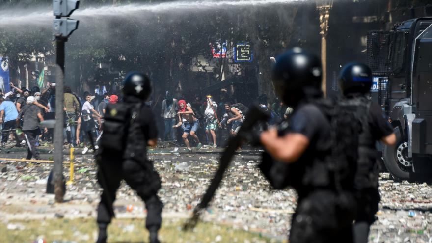 As forças de segurança acusam os manifestantes em Buenos Aires, capital da Argentina, 18 de dezembro de 2017.