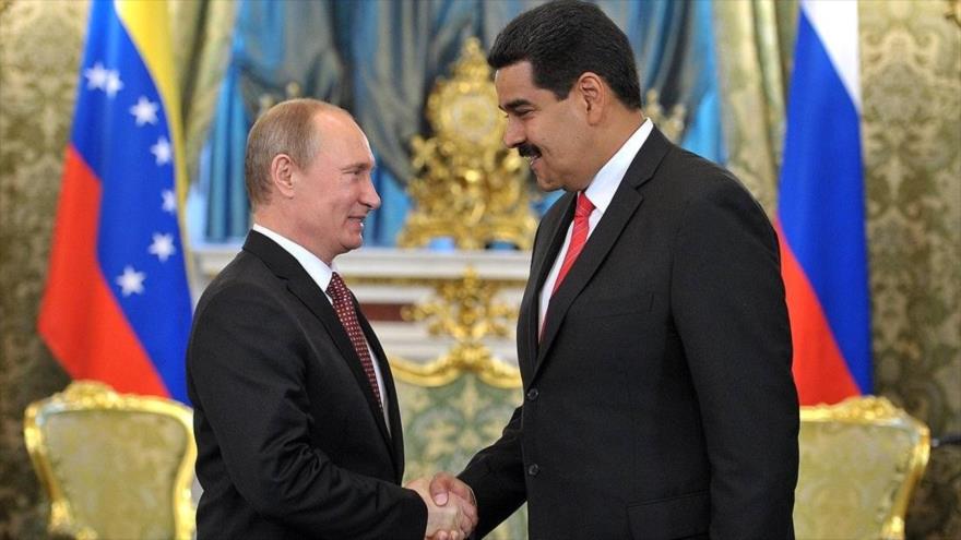 El presidente de Rusia, Vladimir Putin (izqa.), junto a su homólogo venezolano, Nicolás Maduro, en Moscú (capital rusa).