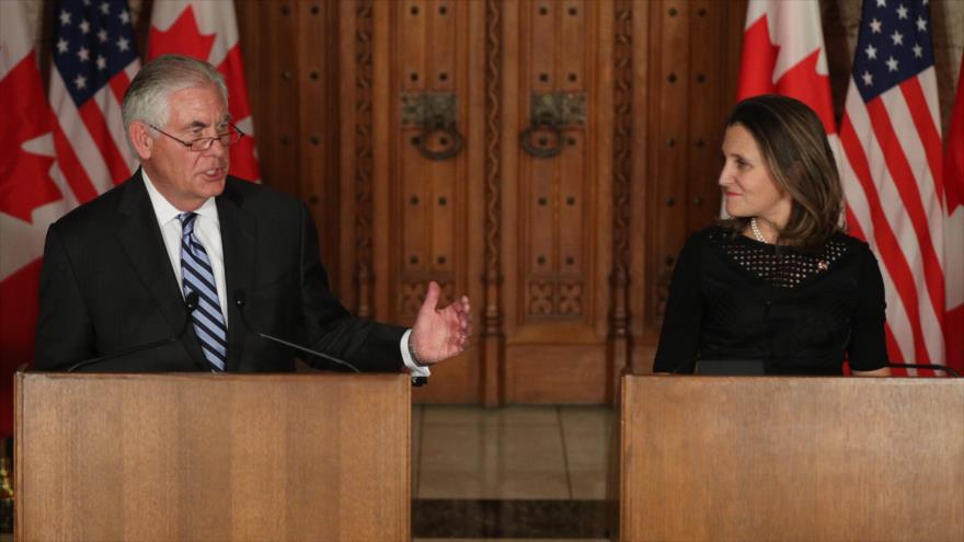La canciller de Canadá, Chrystia Freeland, y el secretario de Estado de EE.UU., Rex Tillerson, en una conferencia de prensa, Ottawa, 19 de diciembre de 2017.