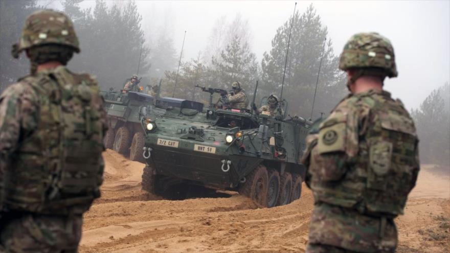 Soldados estadounidenses junto a vehículos blindados de combate IAV Stryker durante una maniobra militar en Letonia.