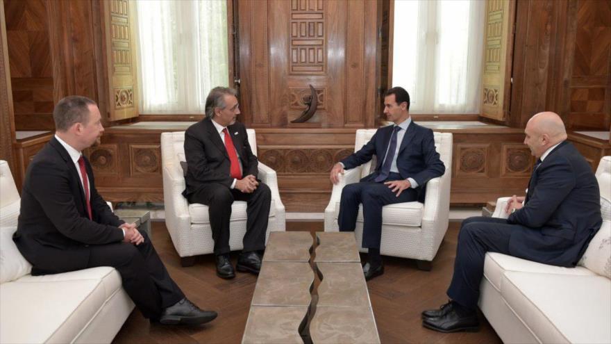 El presidente sirio, Bashar al-Asad (segundo desde dcha.), junto con el presidente de la IFRC, Francesco Rocca (tercero desde dcha.), 19 de diciembre de 2017.