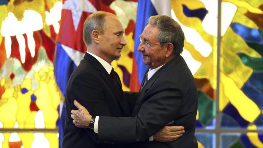 Los presidentes de Rusia y Cuba, Vladimir Putin (izda.) y Raúl Castro, respectivamente, se abrazan en una reunión.