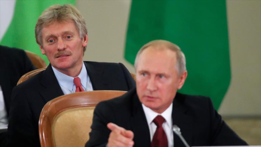 El presidente de Rusia, Vladimir Putin (frente) y el portavoz del Kremlin, Dmitri Peskov, asisten a una sesión en Sochi, 11 de octubre de 2017. 