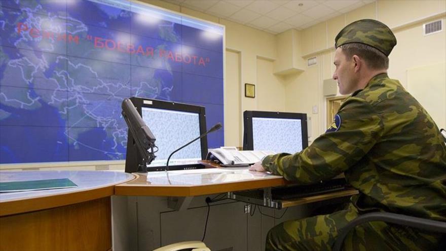 Militar ruso controla un sistema de radar de alerta de misiles Voronezh-DM que se está poniendo en servicio en el sur de Rusia.