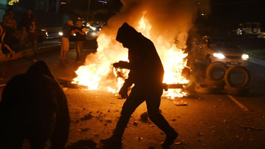 Los partidarios del candidato opositor hondureño, Salvador Nasralla, levantan barricadas encendidas en Tegucigalpa (capital), 19 de diciembre de 2017. 