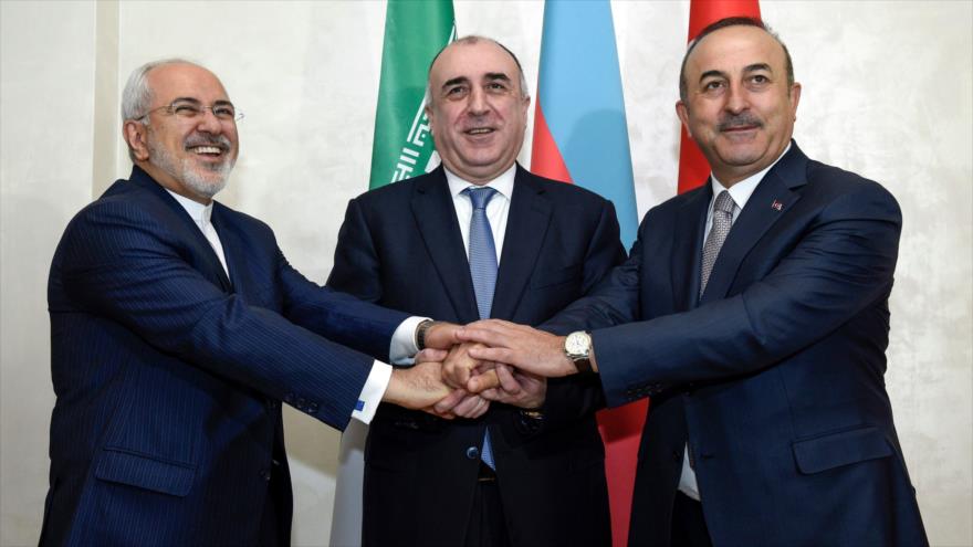 Los cancilleres de Irán, Azerbaiyán y Turquía, Mohamad Yavad Zarif, Elmar Mammadyarov y Mevlut Cavusoglu (de izda. a dcha.), en Bakú, 20 de diciembre de 2017.