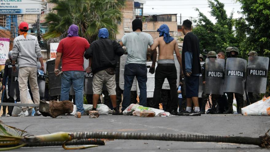 Partidarios del candidato de la oposición hondureña, Salvador Nasralla, se enfrentan a las fuerzas de seguridad en un retén en Tegucigalpa, 20 de diciembre de 2017.