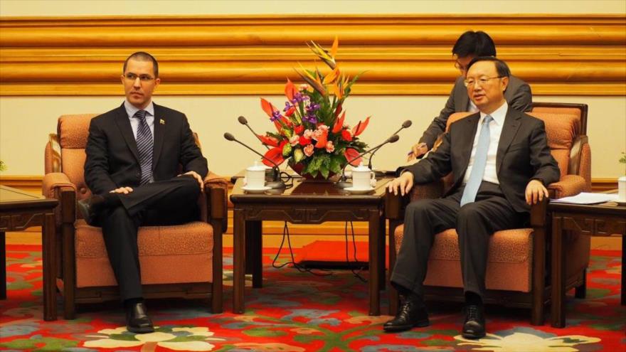 El consejero de Estado chino, Yang Jiechi (dcha.), se reúne con el ministro de Exteriores venezolano, Jorge Arreaza, en Pekín, 20 de diciembre de 2017.