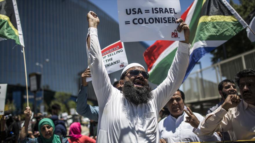 Manifestantes pro-palestinos se congregan frente el consulado de Estados Unidos en Sandton, Sudáfrica, 14 de diciembre de 2017.