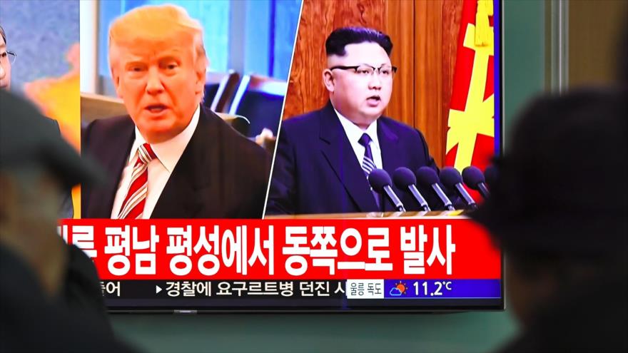 Una pantalla en Seúl difunde imágenes del líder norcoreano, Kim Jung-un y el presidente de EE.UU., Donald Trump, 28 de noviembre de 2017.