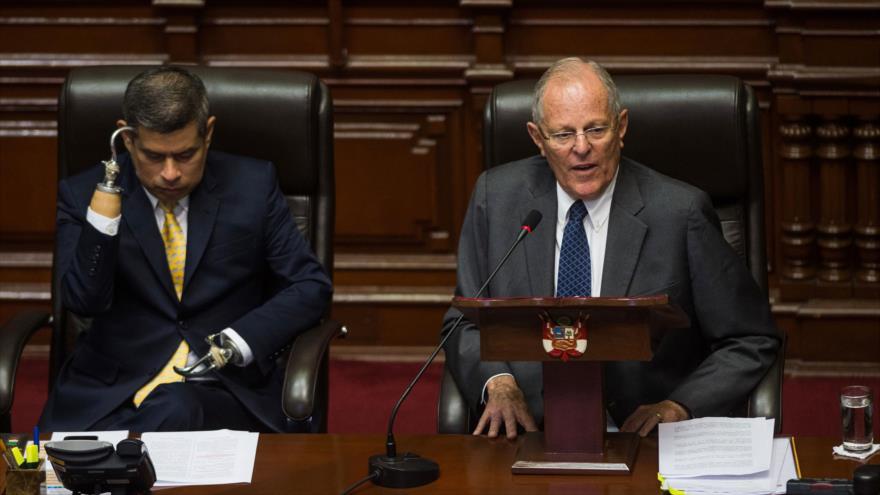 El presidente de Perú, Pedro Pablo Kuczynski (drcha.), junto al titular del Congreso, Luis Galarreta, 21 de diciembre de 2017.