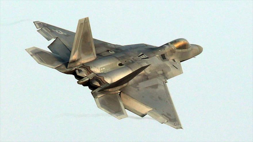 Un caza furtivo F-22 Raptor de la Fuerza Aérea de EE.UU. vuela en el cielo surcoreano, durante una maniobra militar, 4 de diciembre de 2017.