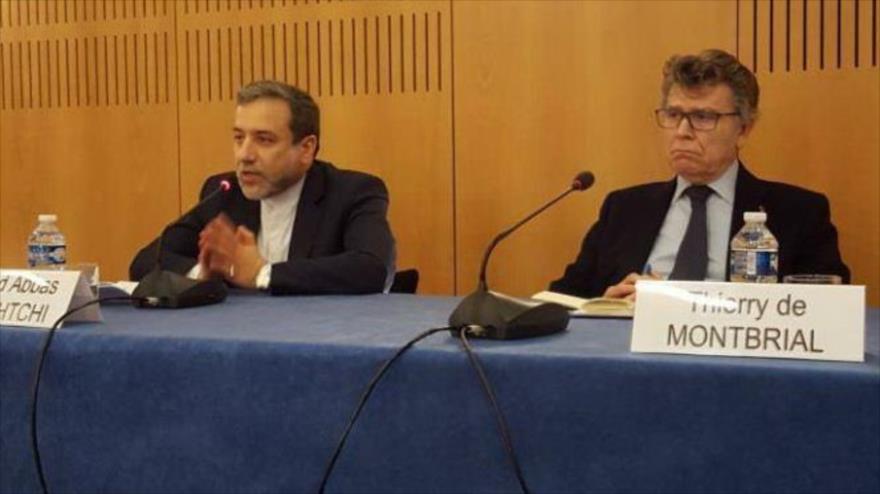 El vicecanciller de Irán, Seyed Abás Araqchi (izda.) y el el director general del Instituto Francés de Relaciones Internacionales (IFRI), Thierry de. Montbrial, París, 21 de diciembre de 2017.