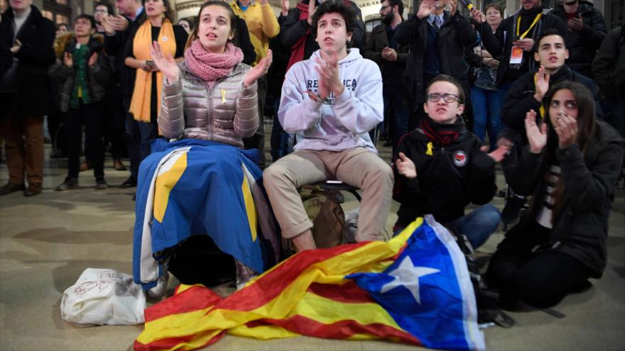Independentistas catalanes esperan los resultados de las elecciones autonómicas, 21 de diciembre de 2017.