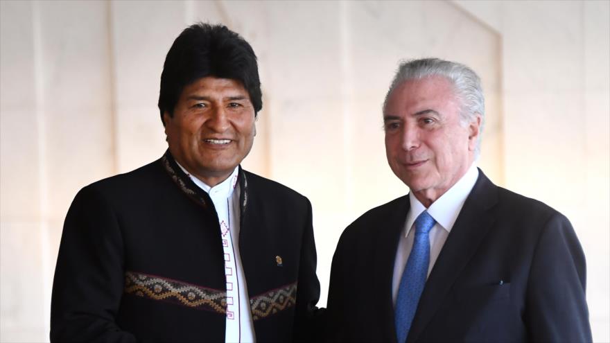 El presidente boliviano, Evo Morales (izq.), y su par brasileño, Michel Temer, en el marco de la 51 cumbre del Mercosur, Brasilia, 21 de diciembre de 2017.