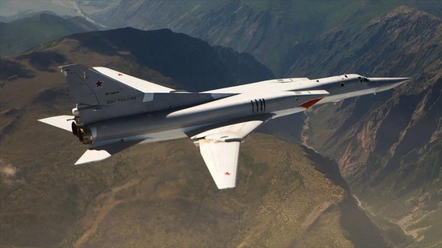 Bombardero estratégico ruso Tu-22M3 en pleno vuelo.