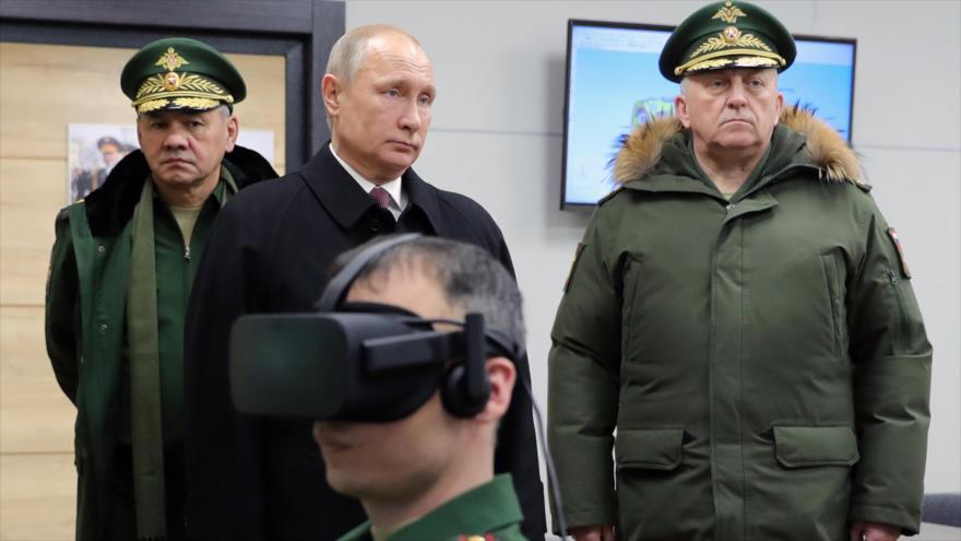 El presidente ruso, Vladimir Putin (centro), visita la Academia de las Fuerzas de Misiles Estratégicos a fueras de Moscú, 22 de diciembre de 2017.