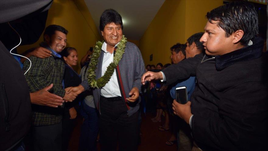 El presidente de Bolivia, Evo Morales (centro), llega a Cochabamba (centro) para reunirse con su Gabinete, 22 de diciembre de 2017.