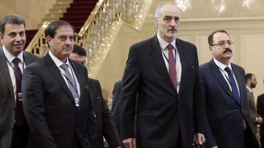 La delegación siria, encabezada por Bashar al-Yafari (2º dcha.), en Astaná (capital kazaja), 22 de diciembre de 2017.