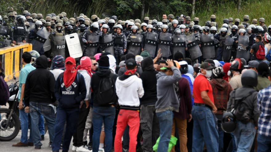 Los partidarios de la oposición hondureña realizan una protesta vigilada por la policía antidisturbios en Tegucigalpa (capital), 22 de diciembre de 2017.