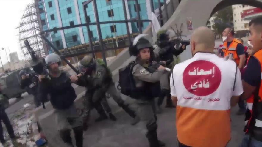 Soldados israelíes impiden a médicos atender a palestino herido
