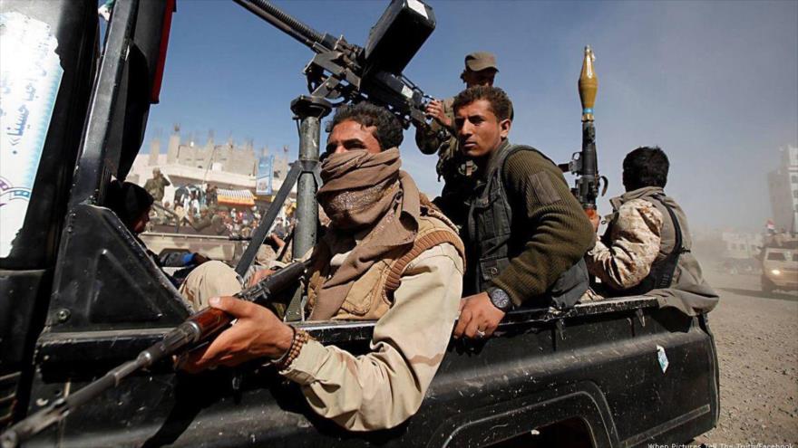 Combatientes del movimiento popular yemení Ansarolá custodian las calles de Saná.