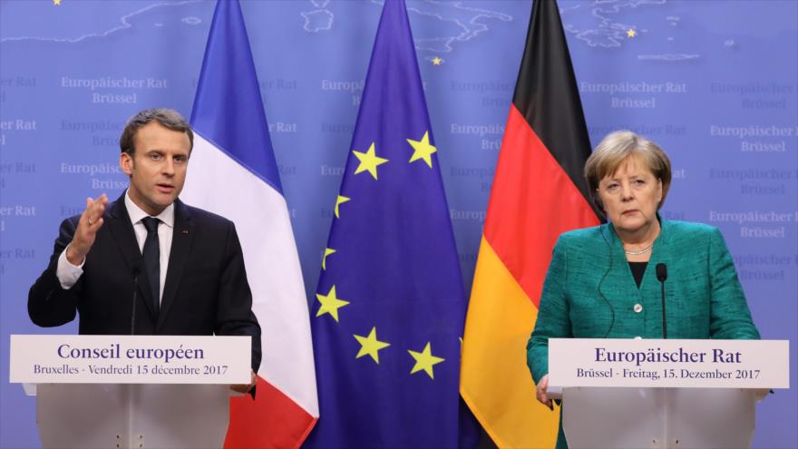 La canciller alemana, Angela Merkel (dcha.), y el presidente francés, Emmanuel Macron, en una rueda de prensa en Bruselas, 15 de diciembre de 2017.