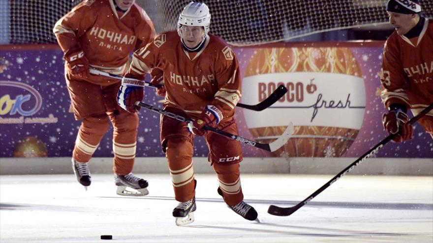 Nuevo alarde deportivo de Putin: hockey sobre hielo en el Kremlin