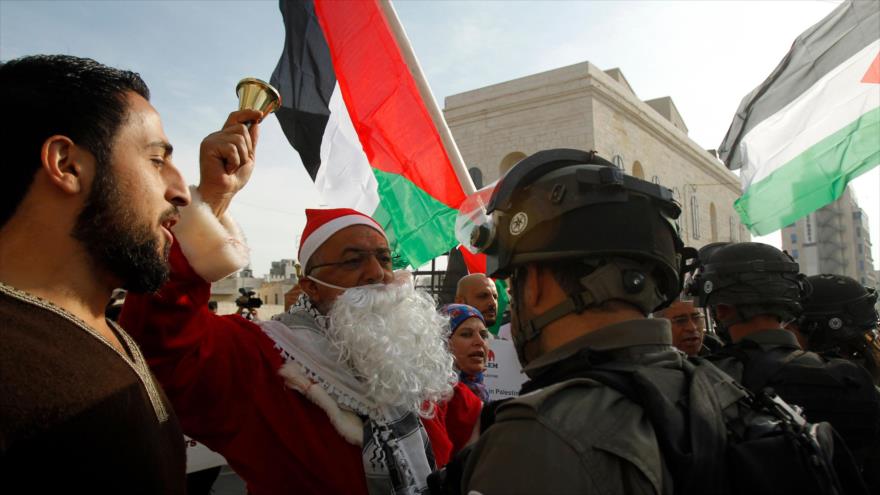 Fuerzas israelíes reprimen protesta de ‘Papás Noel’ en Beit Lahm