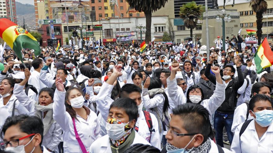 Estudiantes de medicina y doctores marchan en el centro de La Paz, 22 de diciembre de 2017.