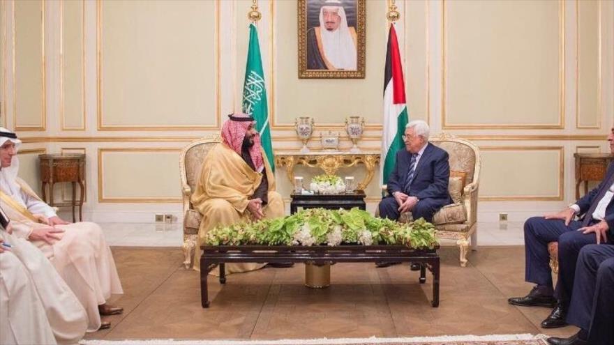 El presidente palestino, Mahmud Abás (dcha.), junto al príncipe heredero saudí, Mohamad bin Salman.