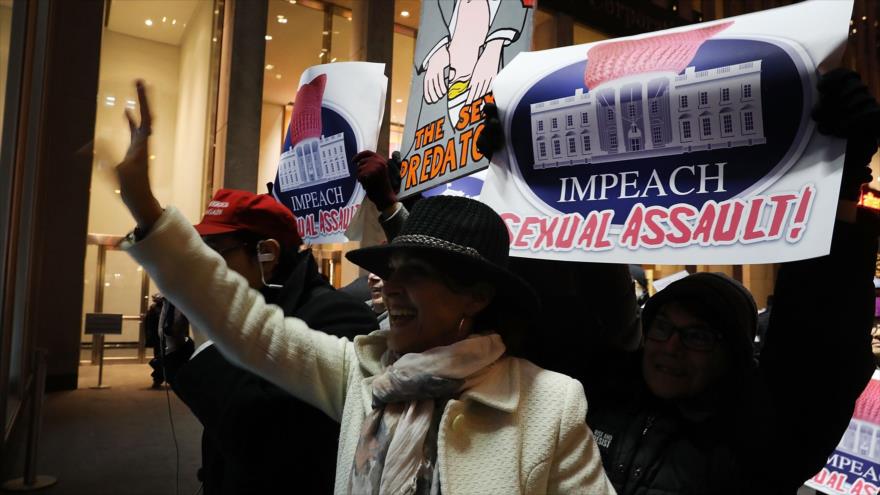 La gente protesta en Nueva York para exigir la renuncia del presidente de EE.UU., Donald Trump, 14 de diciembre de 2017.