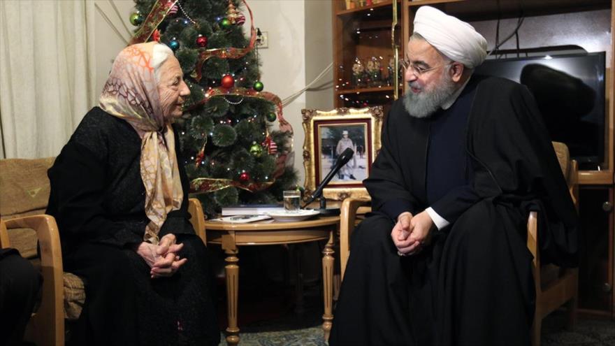 El presidente iraní, Hasan Rohani, se reúne con la madre de un mártir cristiano en Teherán, capital persa, 24 de diciembre de 2017.