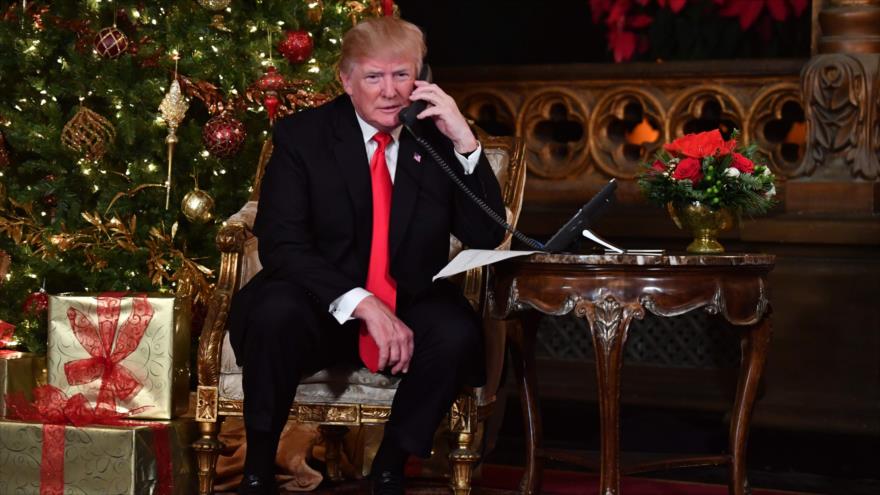 El presidente de EE.UU., Donald Trump, habla por teléfono en su residencia en Mar-a-Lago (Florida), 24 de diciembre de 2017 