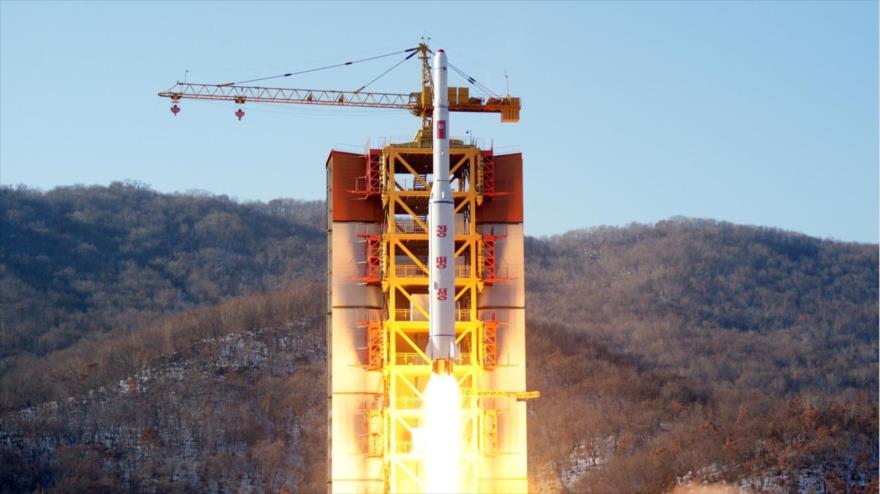 Corea del Norte lanza un cohete espacial con el fin de colocar el satélite Kwangmyongsong-4 en órbita, 7 de febrero de 2016.