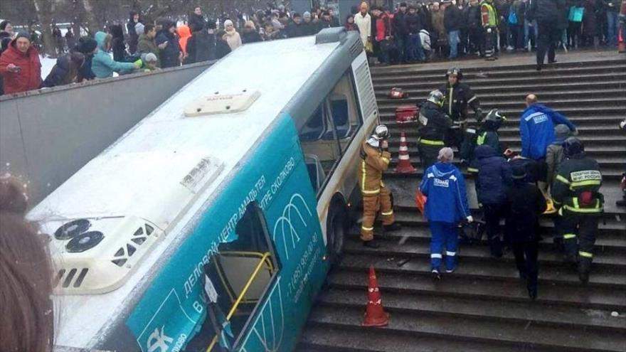 Impactante vídeo de un autobús que arrolla a la multitud en Moscú