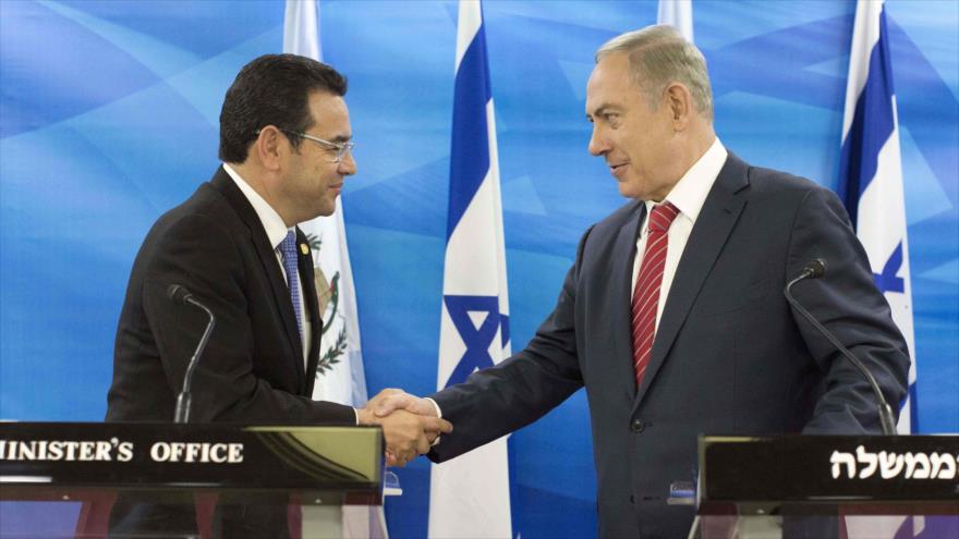 El presidente de Guatemala, Jimmy Morales, (izda.) y el primer ministro israelí, Benyamin Netanyahu, en una conferencia de prensa en Al-Quds (Jerusalén).