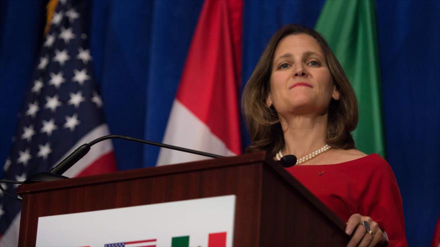 La ministra canadiense de Exteriores, Chrystia Freeland, habla en una rueda de prensa en Washington (EE.UU.), 17 de octubre de 2017.