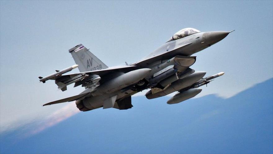 Cazabombardero F-16 de la Fuerza Aérea de Estados Unidos en pleno vuelo.