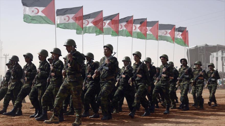 Soldados del Ejército saharaui marchan en los campos de refugiados de Trinduf, suroeste de Argelia.